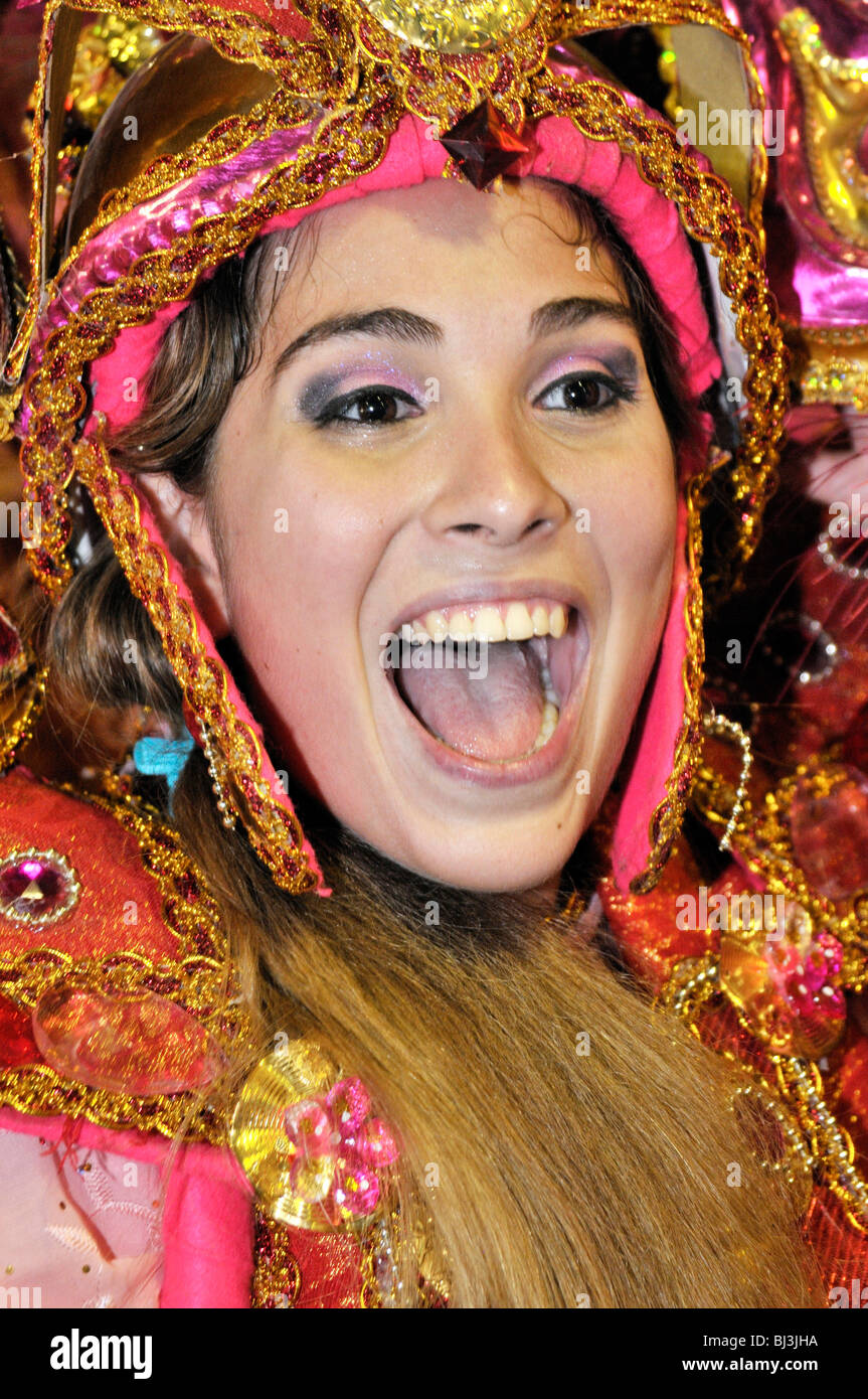 L'école de samba Unidos da Tijuca, une jeune femme en costume de rire heureusement, Carnaval 2010, Sambódromo, Rio de Janeiro, Brésil, alors Banque D'Images