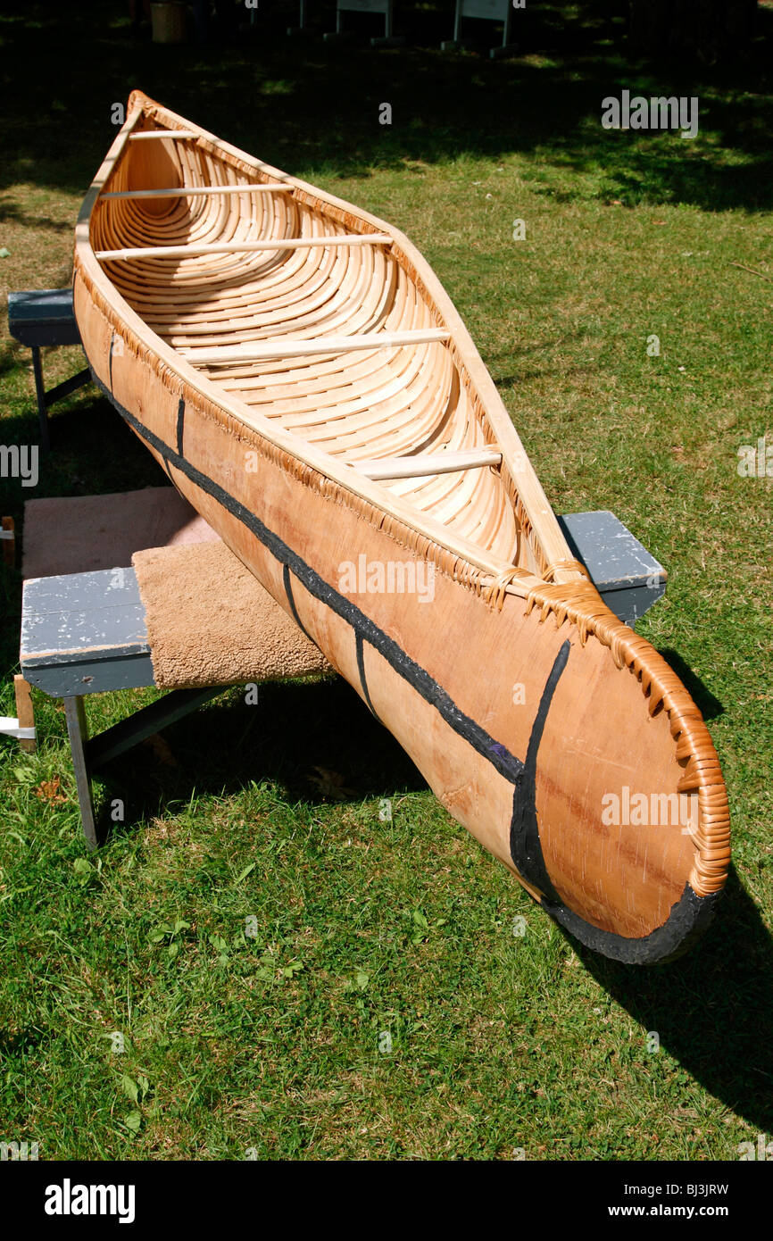 Un canot en écorce de bouleau à la main par les Mi'kmaq de la Nouvelle-Écosse, Canada Banque D'Images