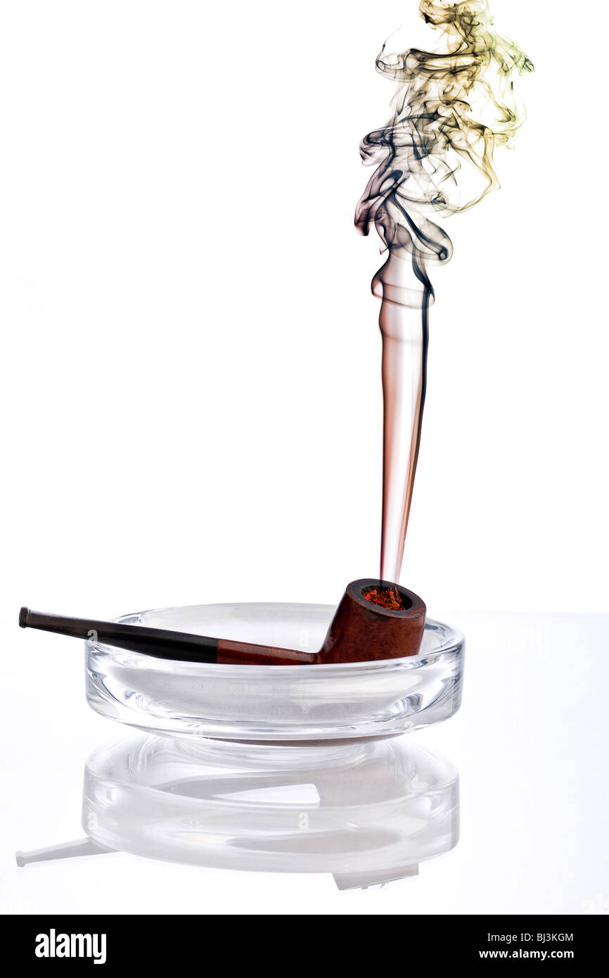 La fumée de couleur à partir d'un tuyau dans un cendrier Banque D'Images