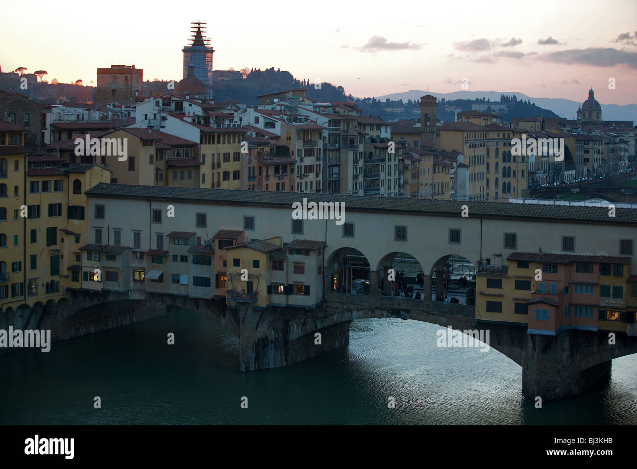 Italie, Toscane, Florence, Ponte Vecchio, Arno Banque D'Images