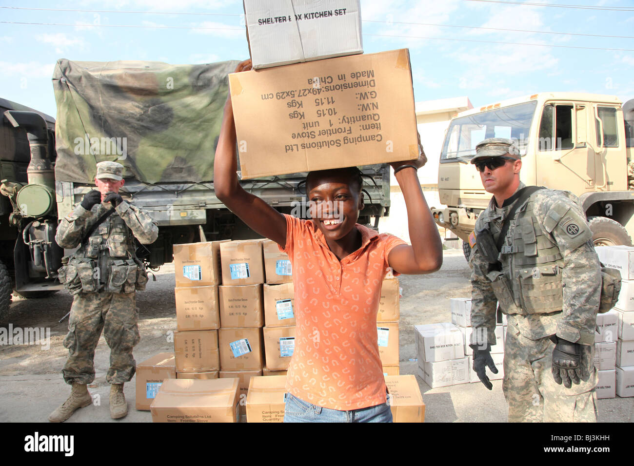 Femme qui reçoit l'aide humanitaire après le séisme de janvier 2010 à Port-au-Prince, Haïti Banque D'Images