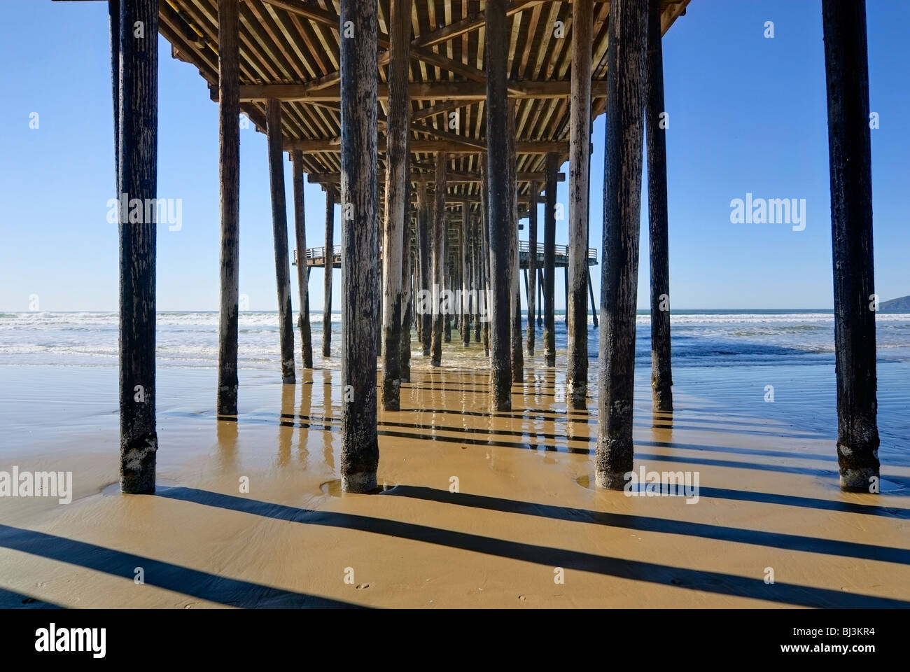 Vue de la jetée par le dessous. Banque D'Images