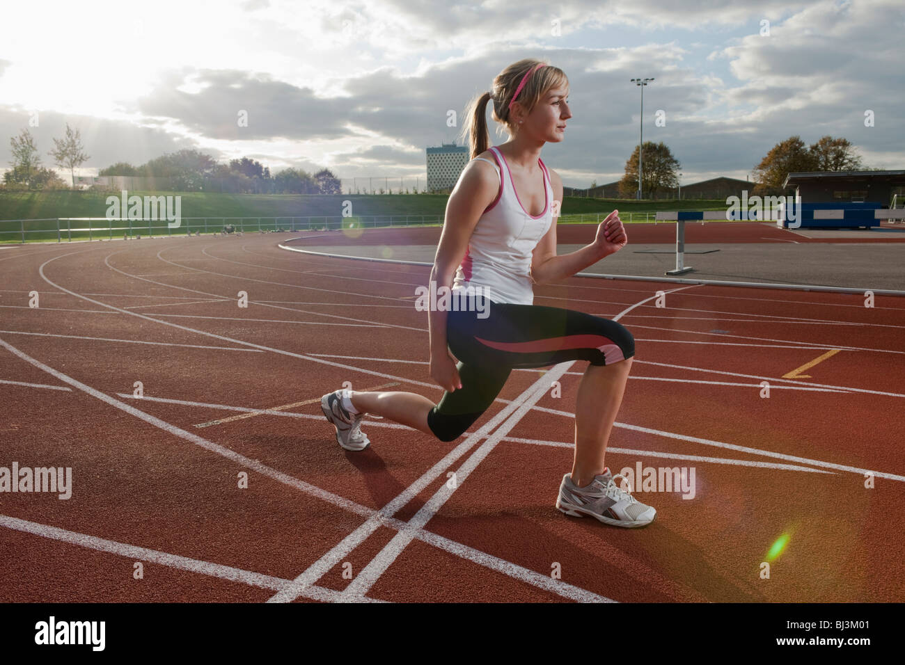 Étirement des muscles des jambes de l'athlète féminine Banque D'Images