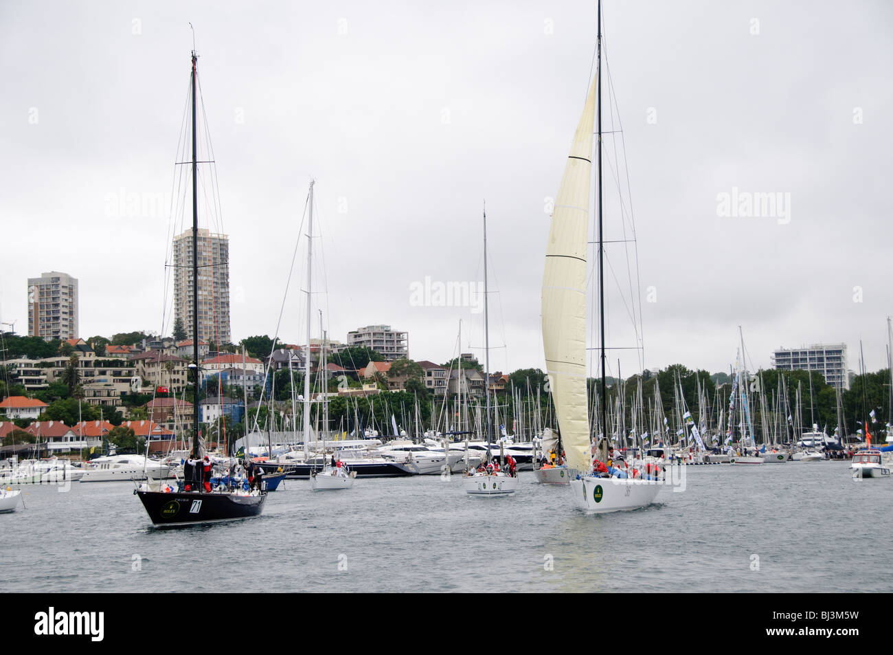 Bateaux avant le début de la 2009 Rolex Sydney to Harbour Yacht Race dans le port de Sydney. Banque D'Images