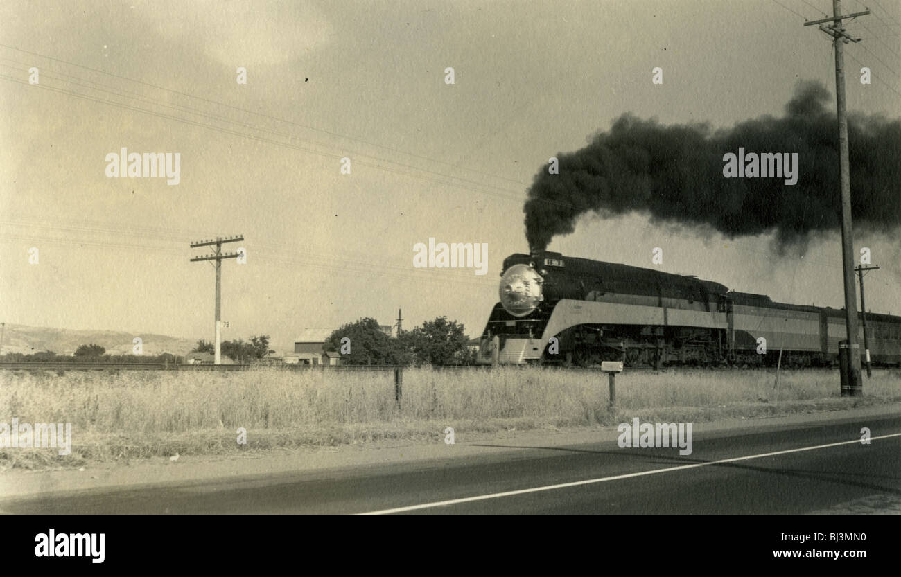 Un steamliner rouleaux train le long de la voie ferrée à San Francisco pendant les années 1930. locomotive. La lumière du jour de la côte du Pacifique Sud Banque D'Images