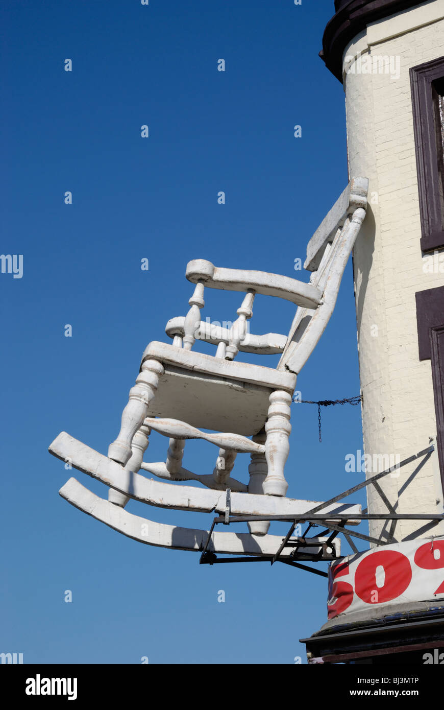 Une chaise à bascule au-dessus d'une boutique sur Camden High Street, au nord de Londres, Angleterre. Banque D'Images