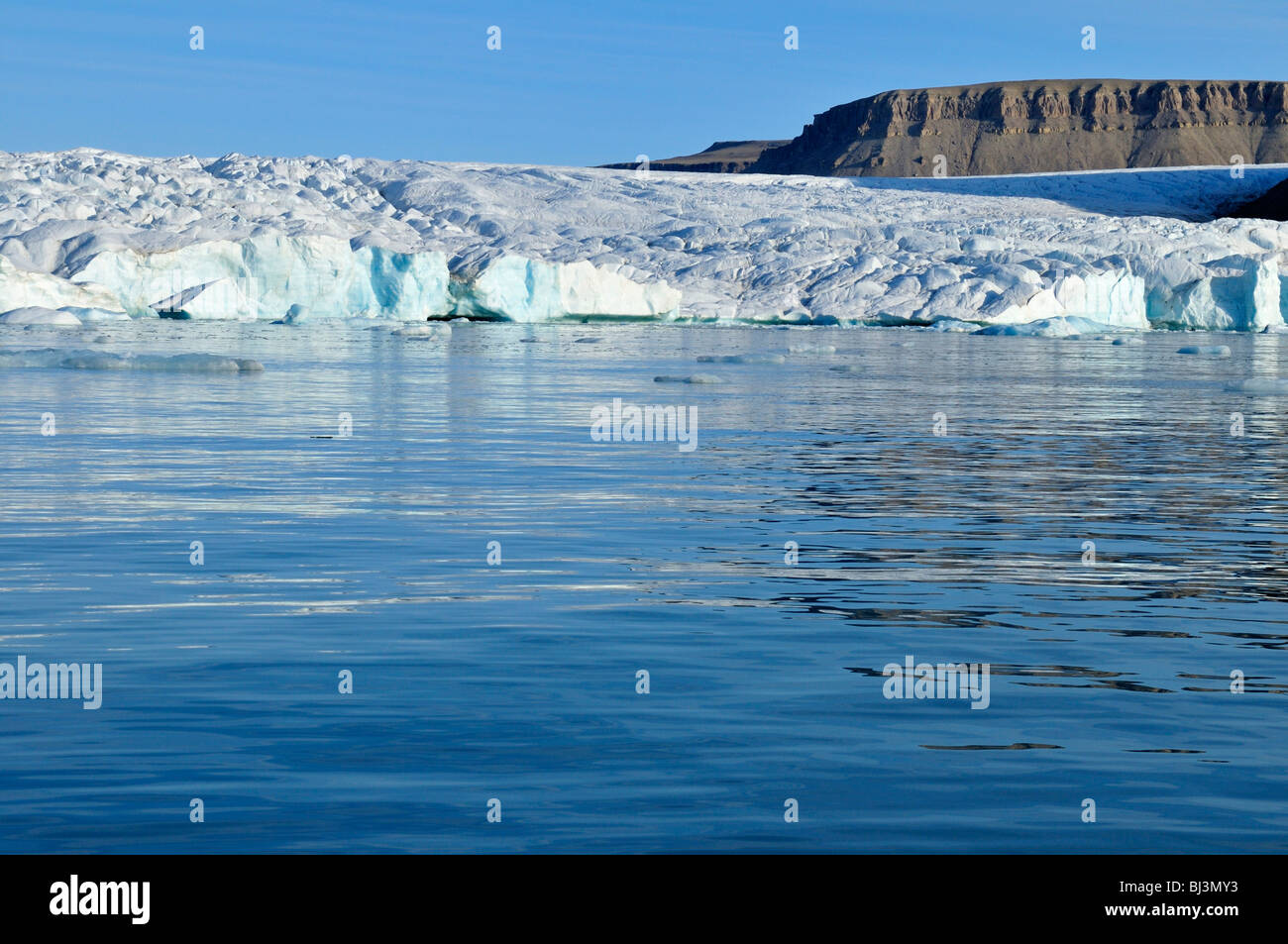 Roches sédimentaires et glacier à Crocker Bay, île Devon, Passage du Nord-Ouest, Nunavut, Canada, Arctic Banque D'Images