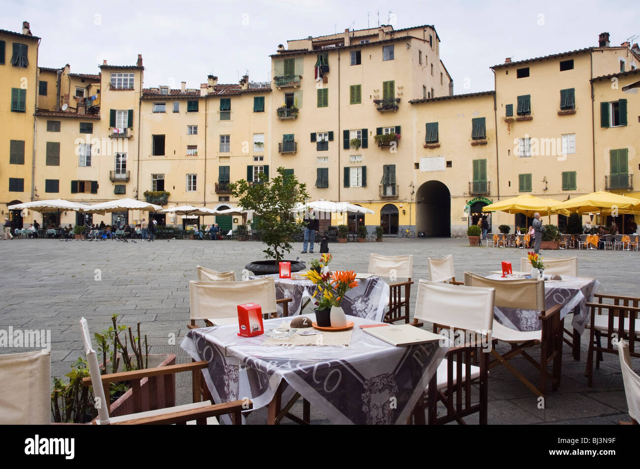 Définir les tables de la place Piazza del Mercato, Lucca, Toscane, Italie, Europe Banque D'Images