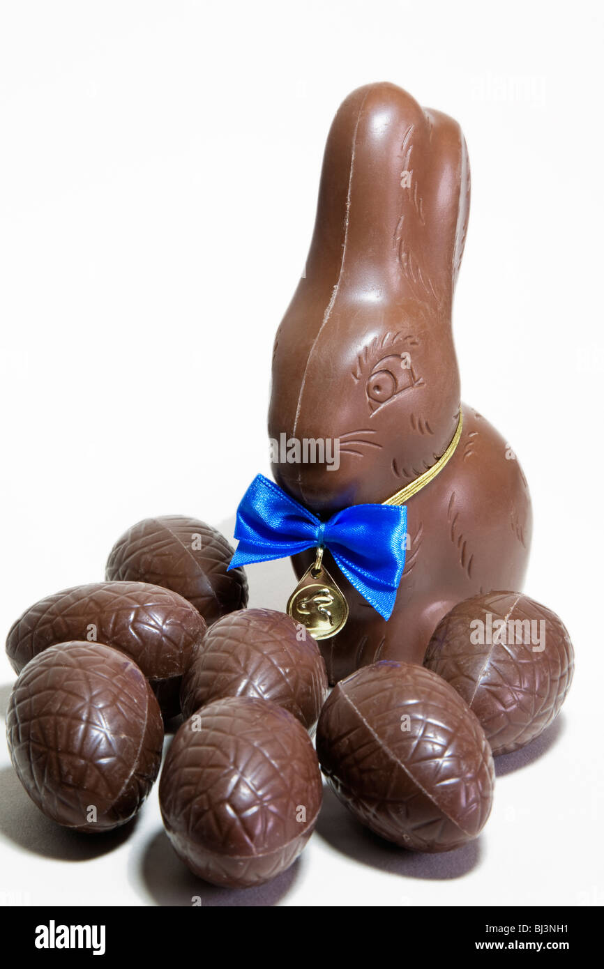 Lapin de Pâques en chocolat portant un nœud papillon chocolat avec des  oeufs Photo Stock - Alamy