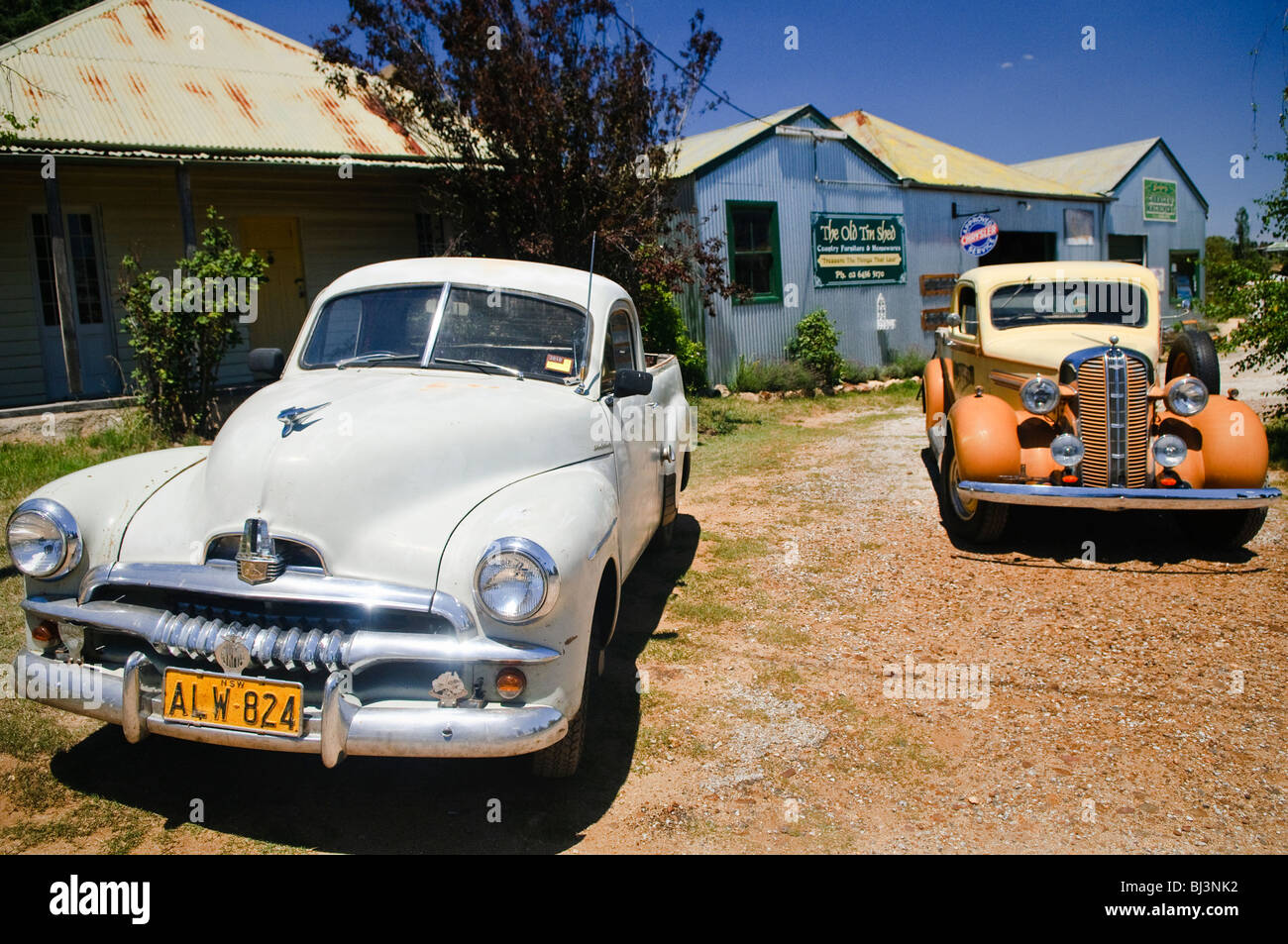 DALGETY, Australie — DALGETY, Australie — des voitures australiennes d'époque, y compris une Holden Ute classique, à Dalgety dans l'outback de la Nouvelle-Galles du Sud. La petite ville rurale de Dalgety se trouve tranquillement le long des rives de la rivière Snowy. Des bâtiments historiques bordent la rue principale, reflétant le patrimoine de la ville en tant que site autrefois proposé pour la capitale nationale de l'Australie. Banque D'Images