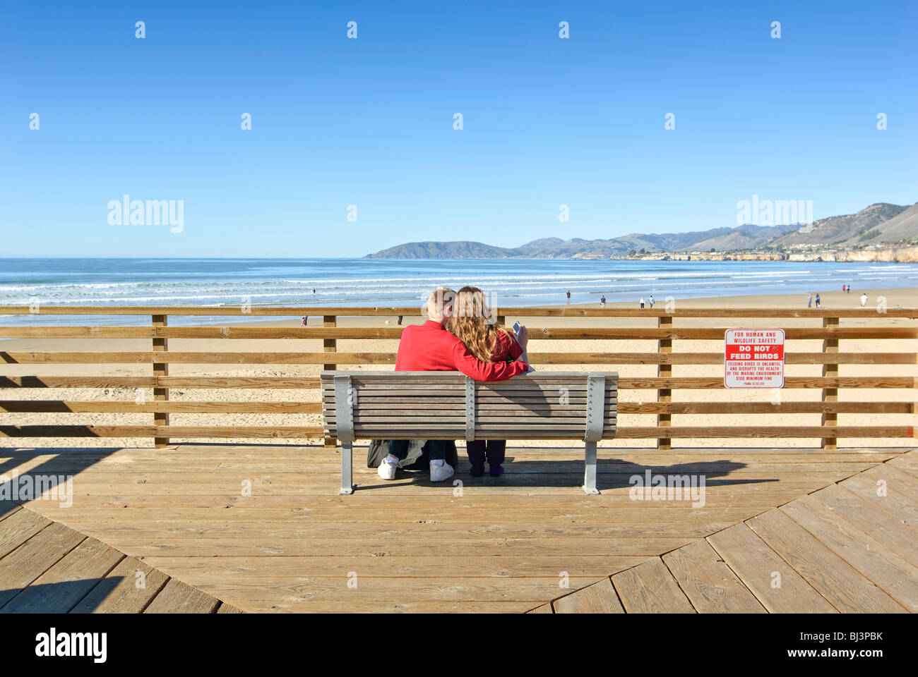 Couple profitant de la vue depuis la jetée de Pismo Beach. Banque D'Images