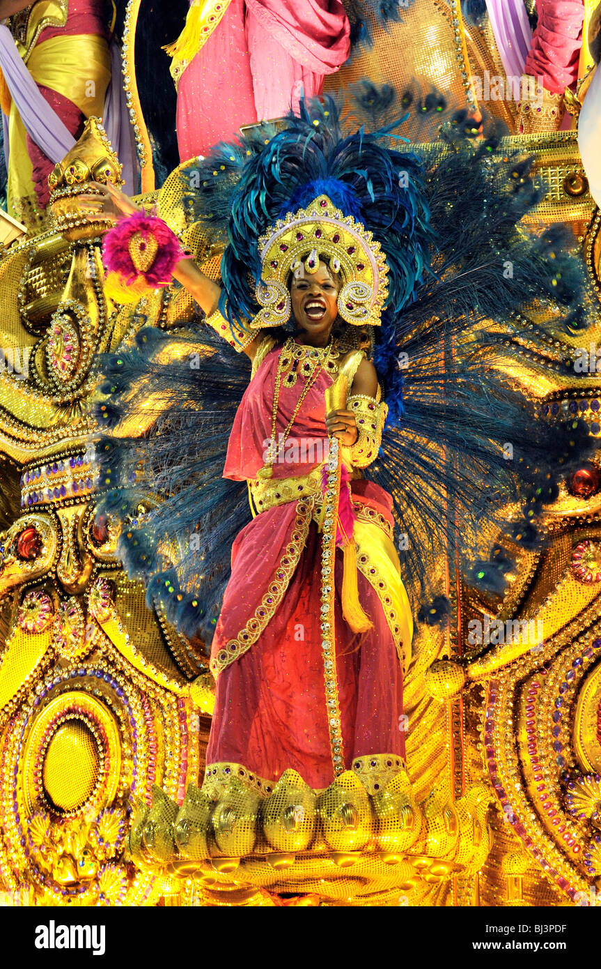 Danseuse de Samba sur un char allégorique de l'Beija-Flor de Nikopol école de samba au Carnaval de Rio de Janeiro, Brésil, 2010 Banque D'Images