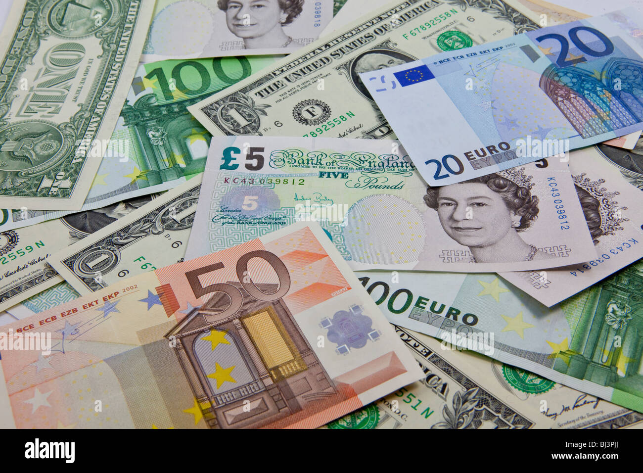 Un mélange de billets de banque, en dollars américains, en euros et en  livres sterling Photo Stock - Alamy