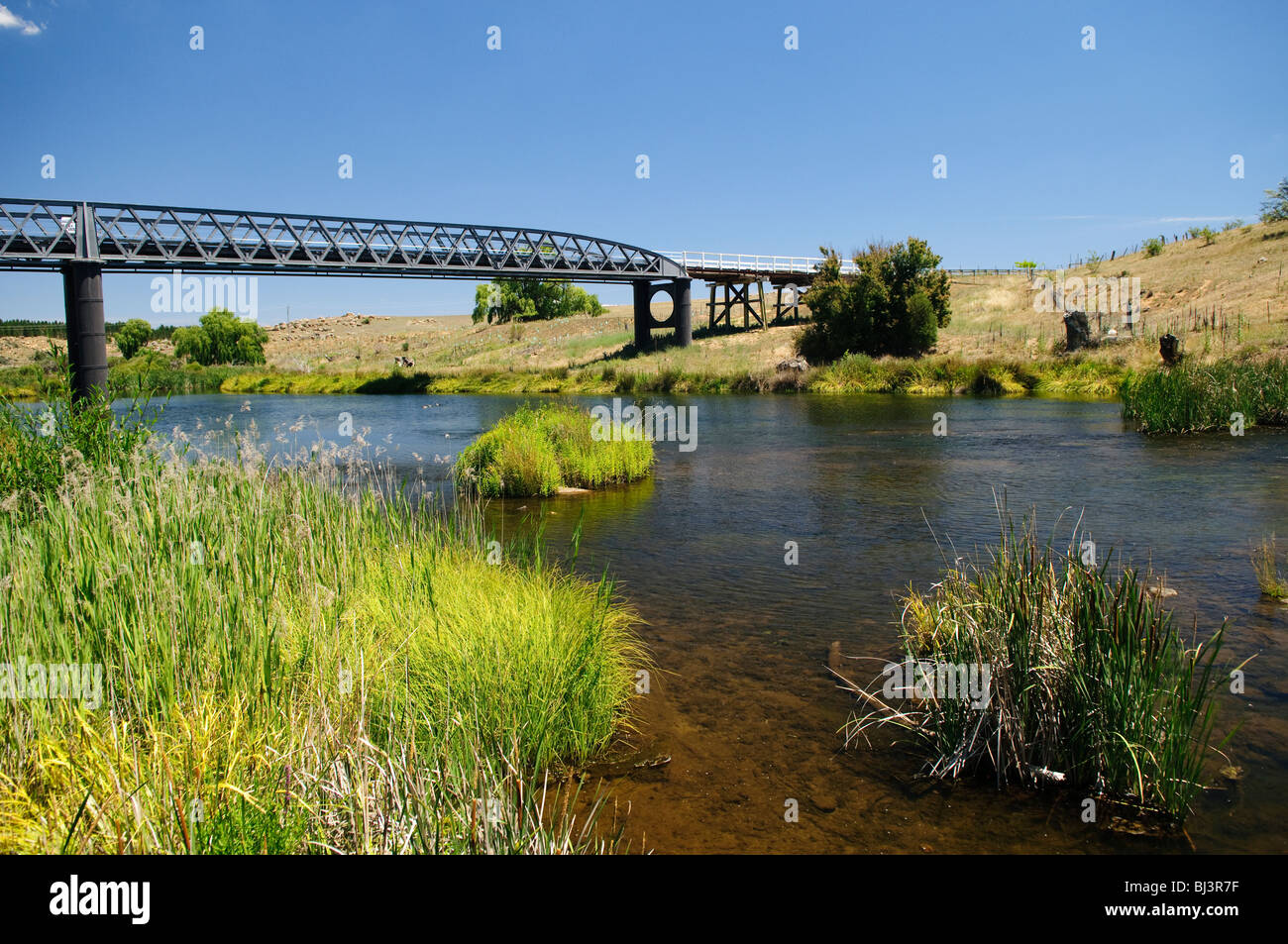 Pont Dalgety, érigé en 1888, traversée de la Snowy River comme il coule vers le bas du lac Jindabyne Banque D'Images