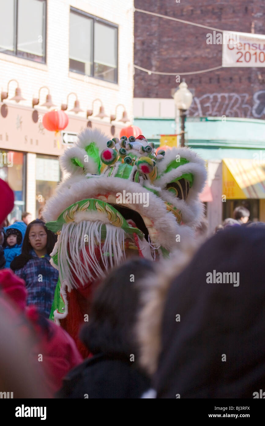 Wushi. Célébration du Nouvel An chinois. Lu Bei Lion grogne pour effrayer les démons dans Chinatown. Banque D'Images
