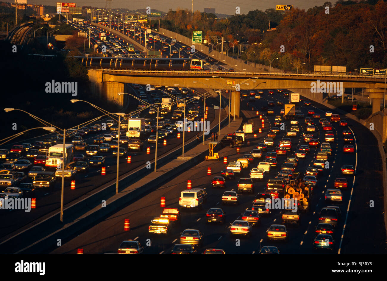 Après-midi la circulation aux heures de pointe, près de la jonction de la 400 à Buckhead, Atlanta et l'autoroute 401. Banque D'Images