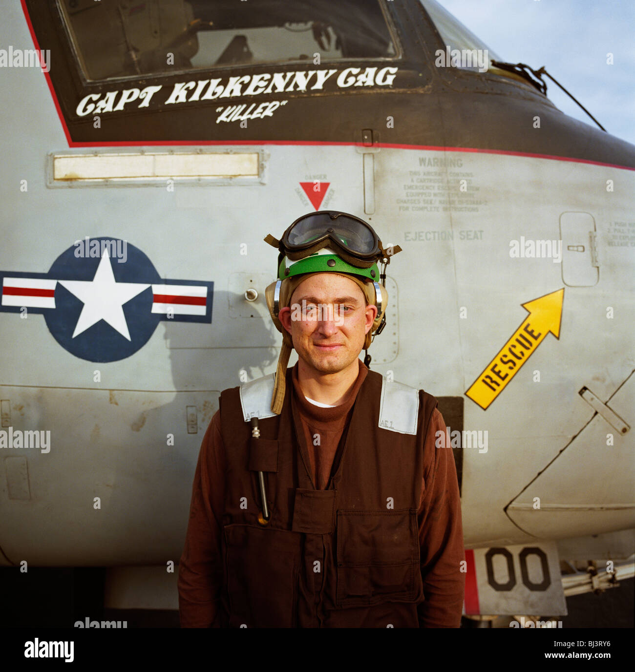 Un électricien de l'US Navy regarde droit dans la caméra portant un code de couleur brune et uniforme sous pilotage d'EA-6B Prowler. Banque D'Images