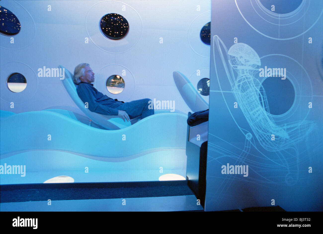 Sir Richard Branson dans une réplique du modèle SpaceShipTwo de Virgin Galactic au cours de son dévoilement à Wired NextFest,, NEW YORK. Banque D'Images