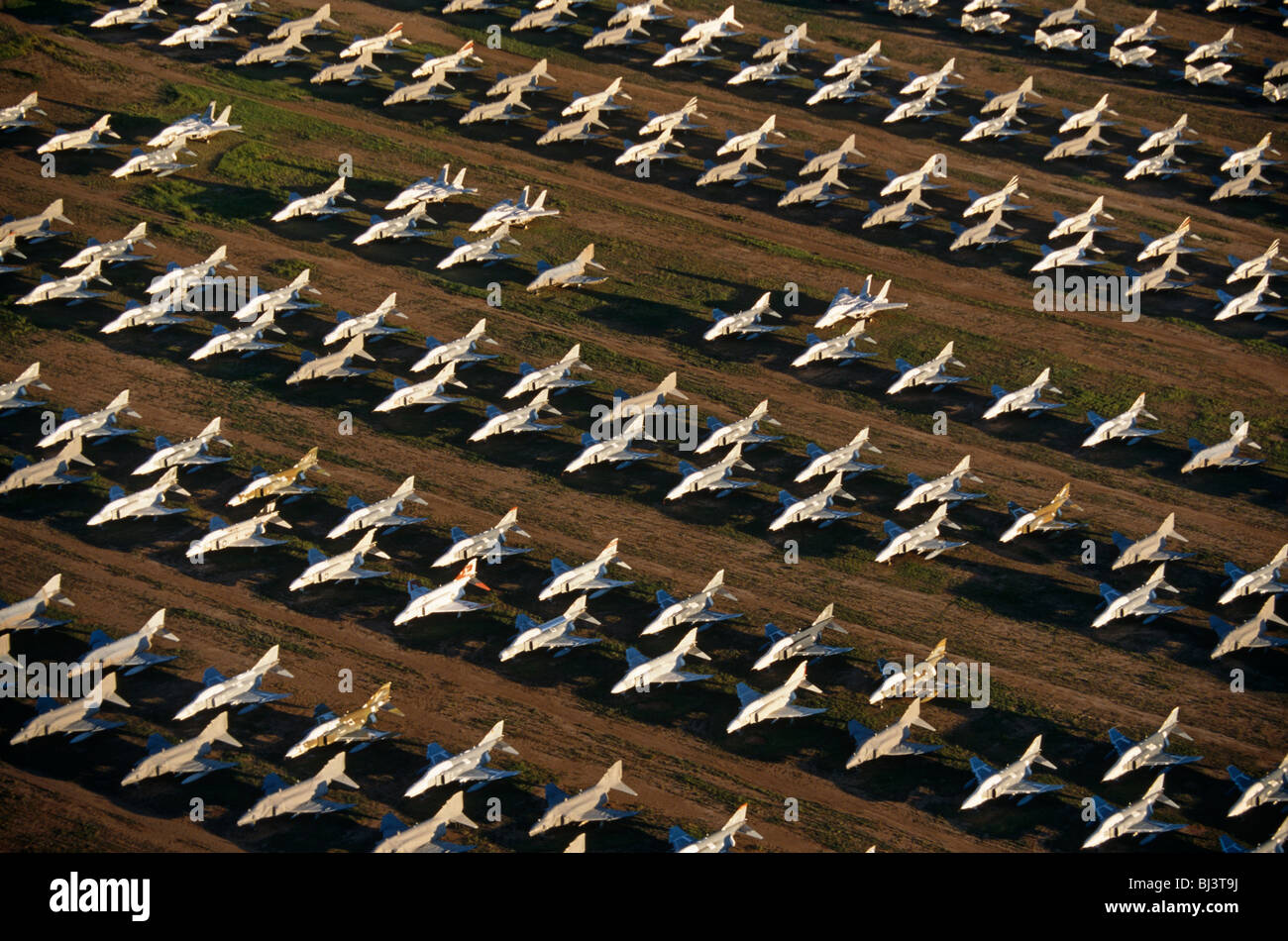 Des dizaines de chasseurs F-4 Phantom de l'époque de la guerre froide sont énoncés dans les réseaux électriques à travers le désert aride à la base aérienne Davis-Monthan, Forbe Bas Banque D'Images