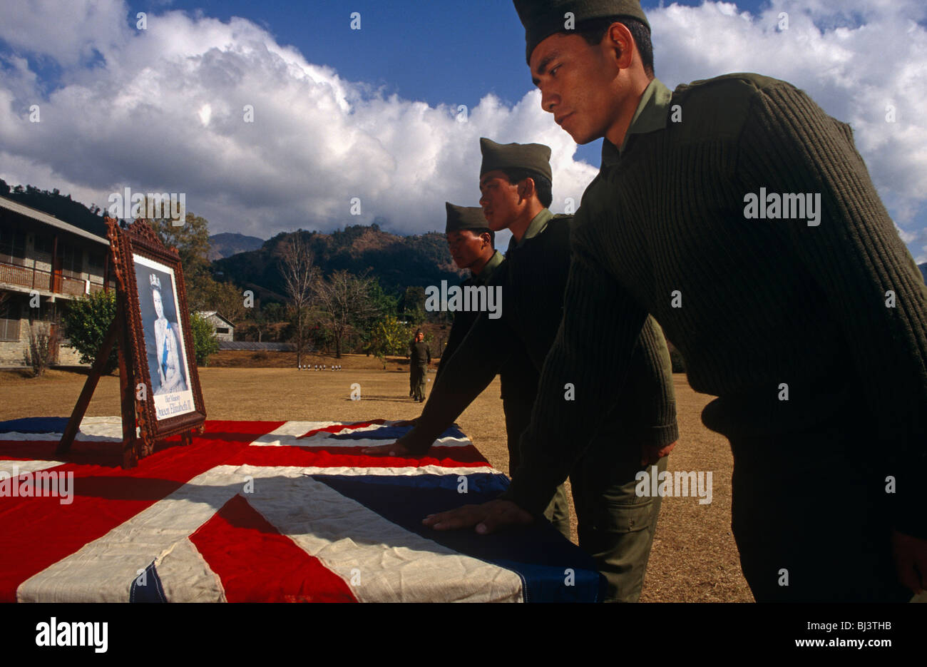 Les nouvelles recrues du Régiment Royal Gurkha jurer allégeance à Sa Majesté la Reine lors de leur passage du portrait-out Parade. Banque D'Images