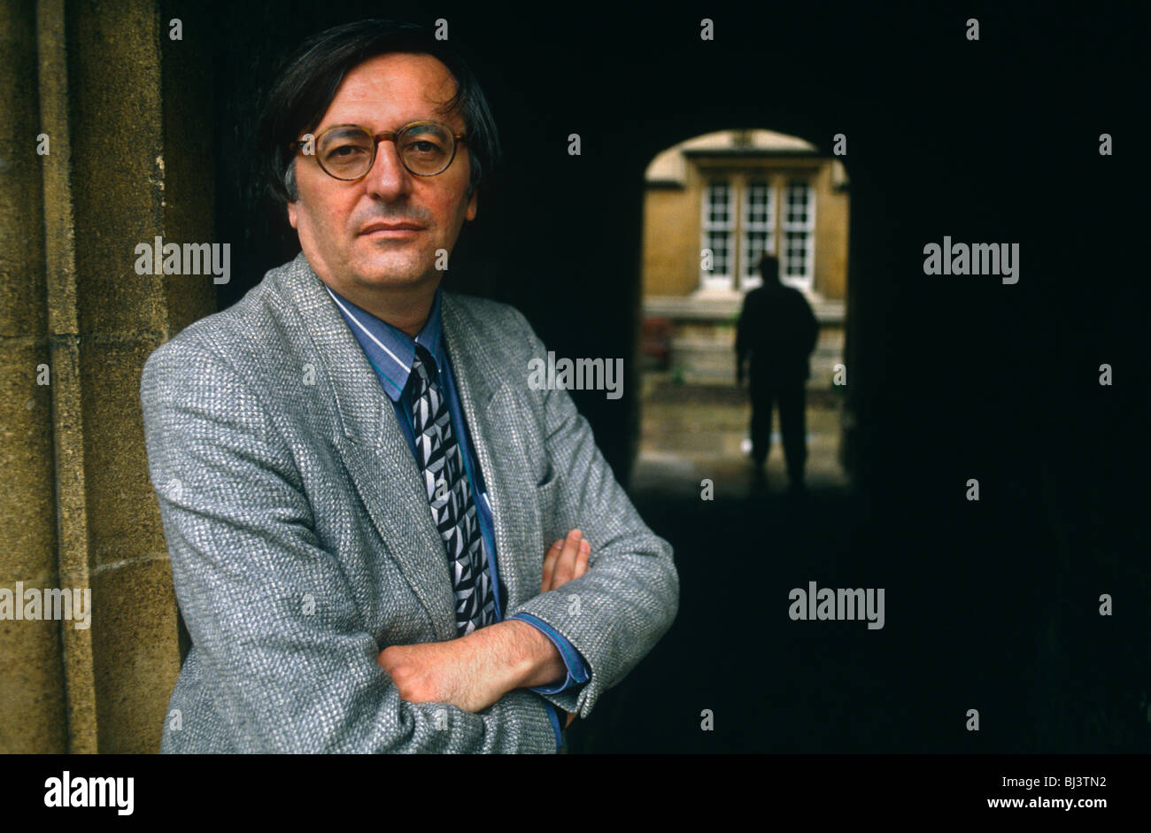 Le politicologue John Gray, se trouve dans le port de la veste grise et porte-lunettes rondes châssis en quadrilatère du Jesus College. Banque D'Images