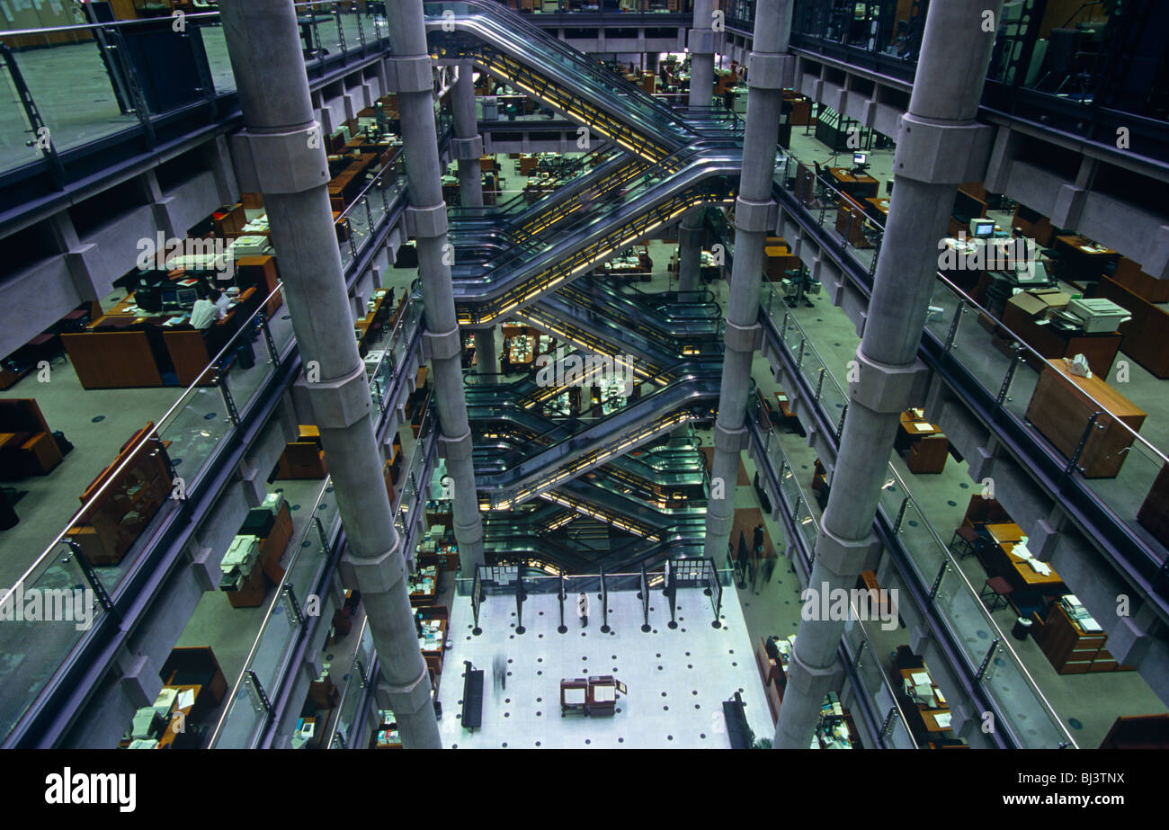 D'un point de vue élevé à la recherche à travers l'atrium de l'architecte britannique Sir Richard Rogers' Lloyds building Banque D'Images