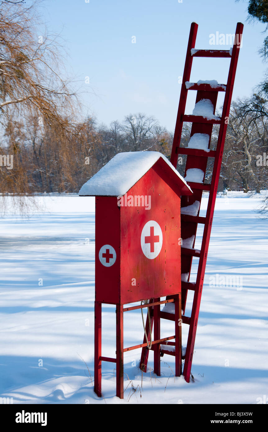 La station de sauvetage à lac gelé à Munich, Allemagne. Banque D'Images