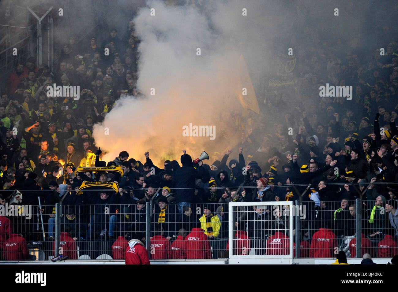 Feu de Bengale, des bombes de fumée, émeutes, chaos, Mercedes-Benz Arena stadion, Stuttgart, Bade-Wurtemberg, Allemagne, Europe Banque D'Images