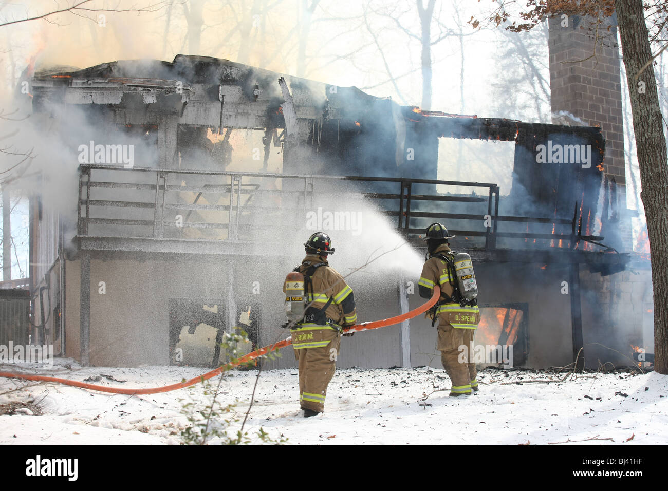 Les pompiers bataille un blaze à Albemarle County, en Virginie. Banque D'Images