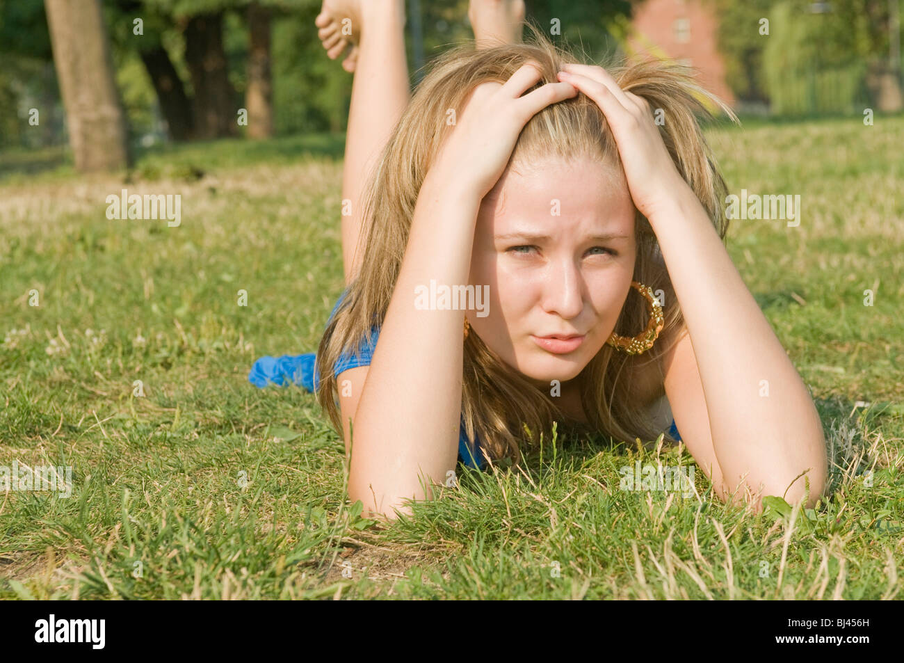 Fille couchée dans l'herbe Banque D'Images