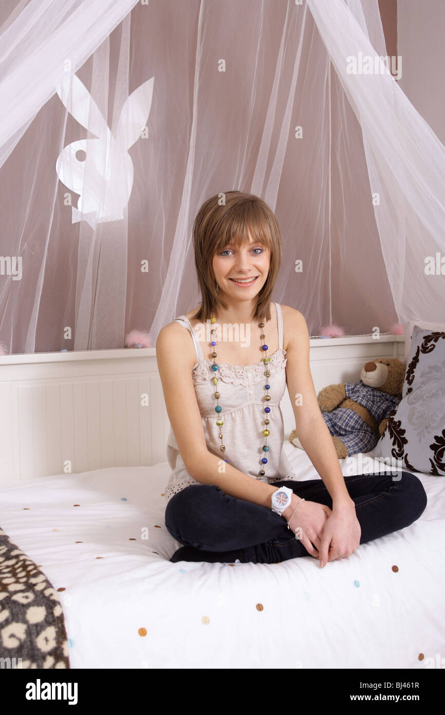 Portrait d'une jeune fille de 14 ans, dans sa chambre. Banque D'Images