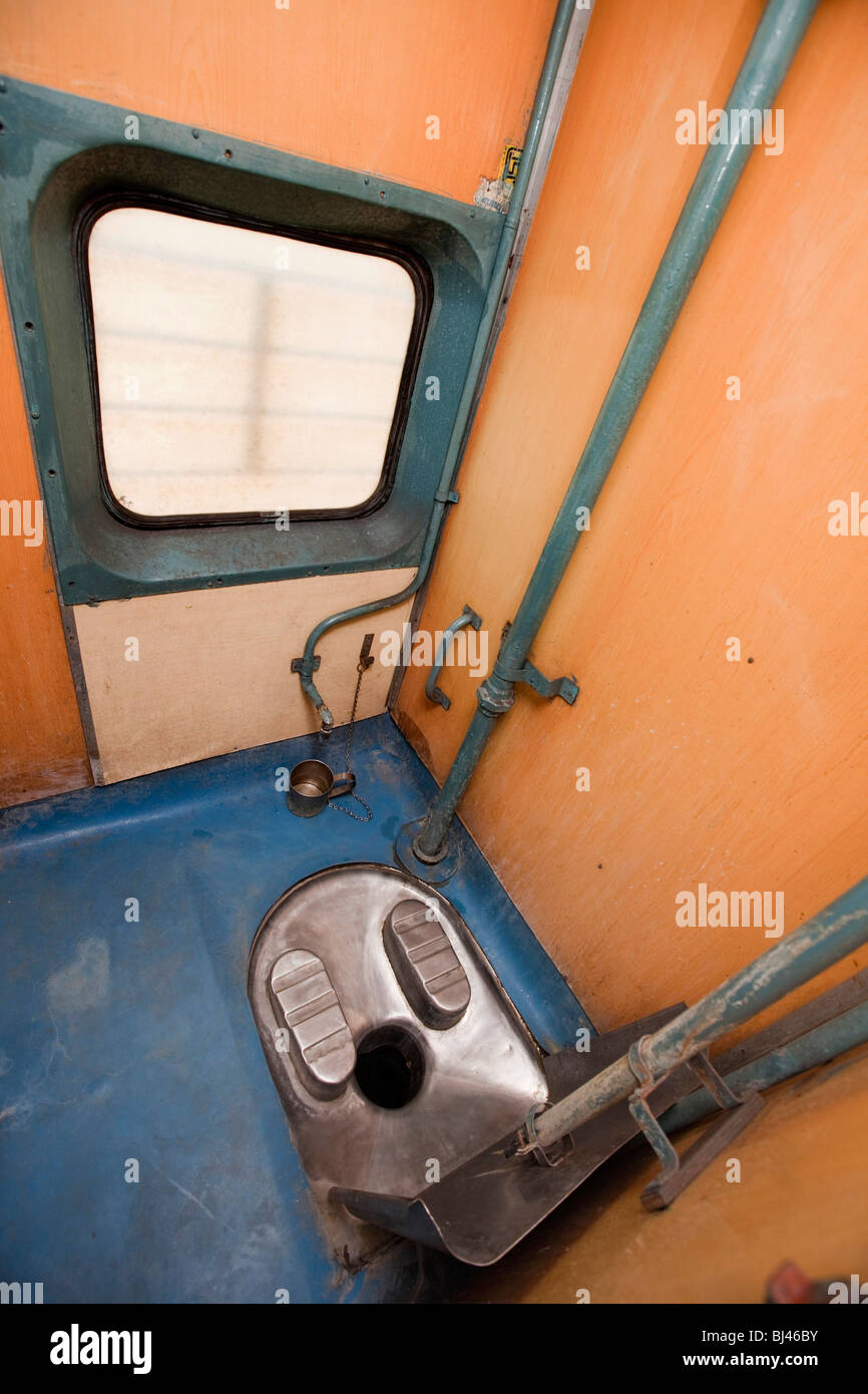 L'Inde, les voyages en train, l'indienne toilettes squat de deuxième classe air conditionné à deux niveaux (2A) habitacle Banque D'Images