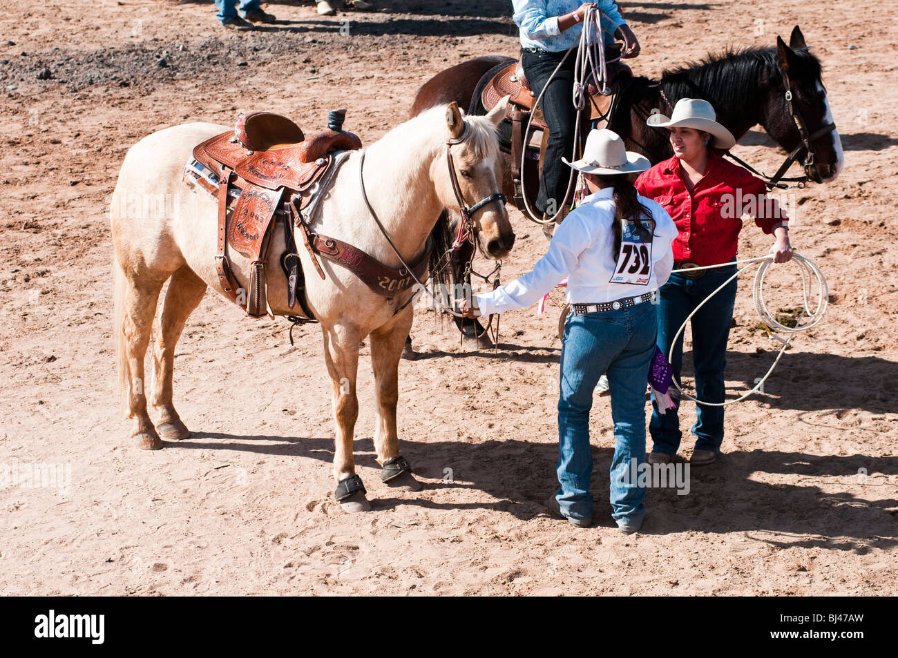 Cowgirls se préparent à concourir dans le bras de la corde pendant l'O'Odham Tash tous-Indian Rodeo Banque D'Images