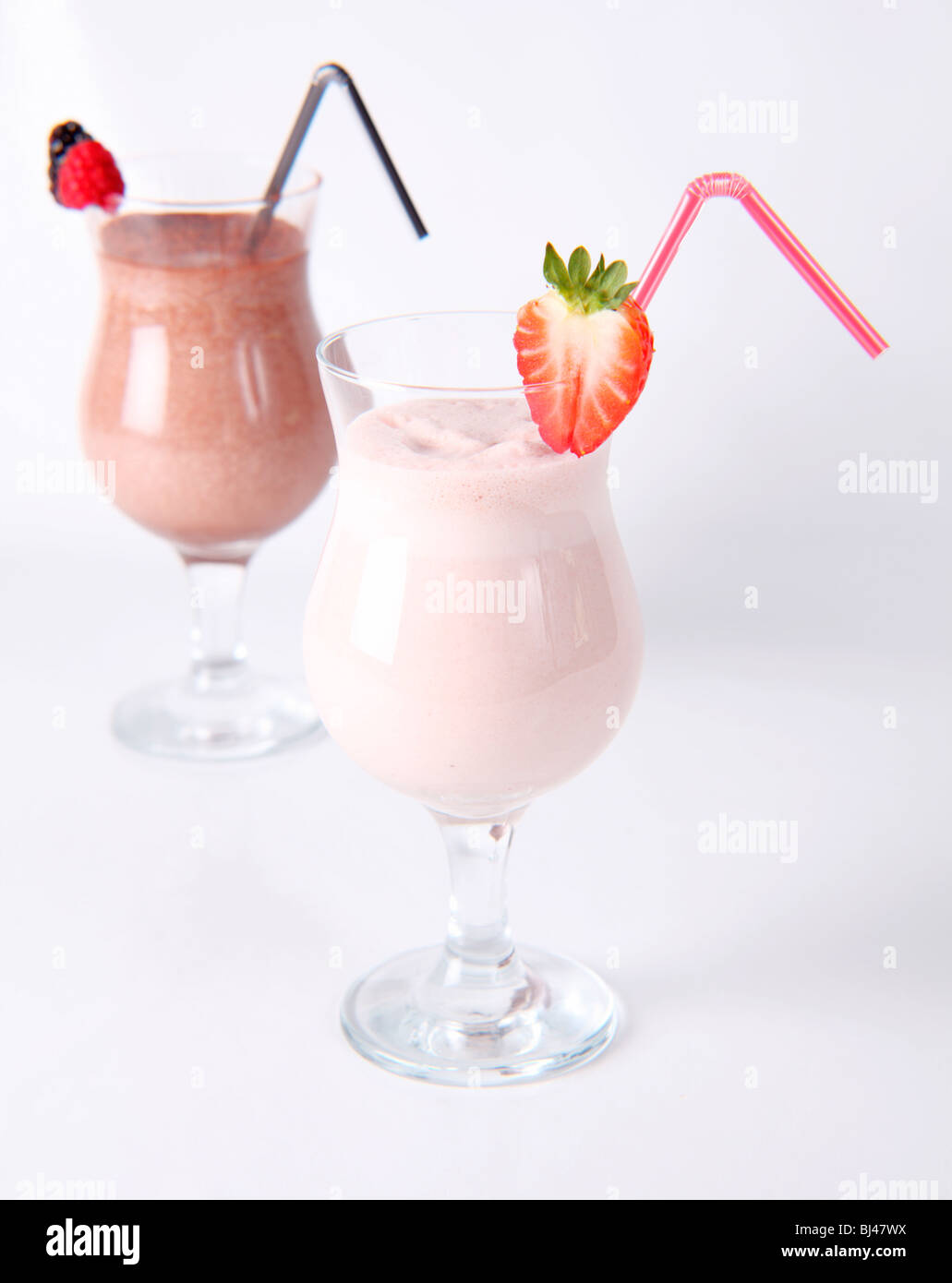 Fraise et Chocolat milk-shakes sur fond blanc Banque D'Images