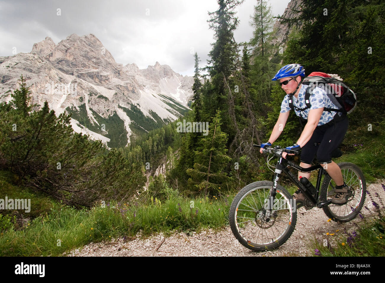 Sur le sentier de vélo de montagne en face de Mt Seekofel, Tyrol du Sud, Italie, Europe Banque D'Images