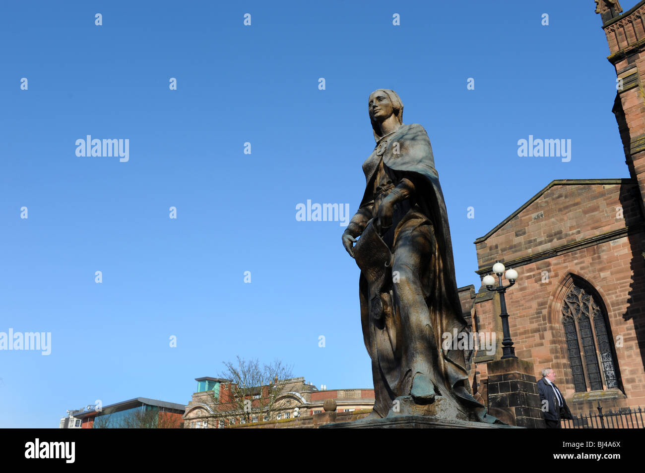 Statue de Lady Red House et Eglise St Pierre à Wolverhampton England Uk Banque D'Images