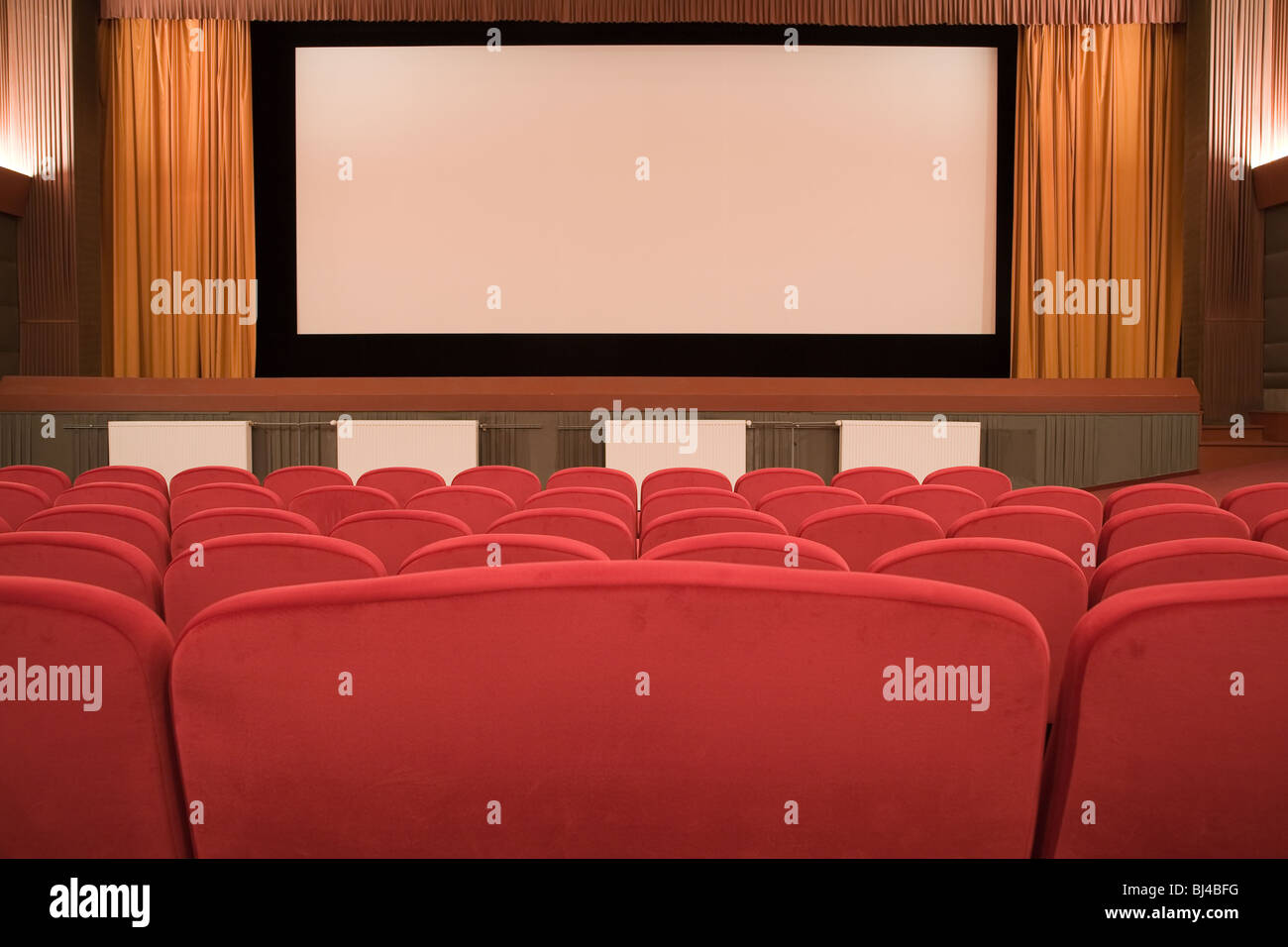 Salle de cinéma rétro vide dans le cubisme style avec gamme de fauteuils et écran de projection. Prêt pour l'ajout de votre propre photo. Banque D'Images