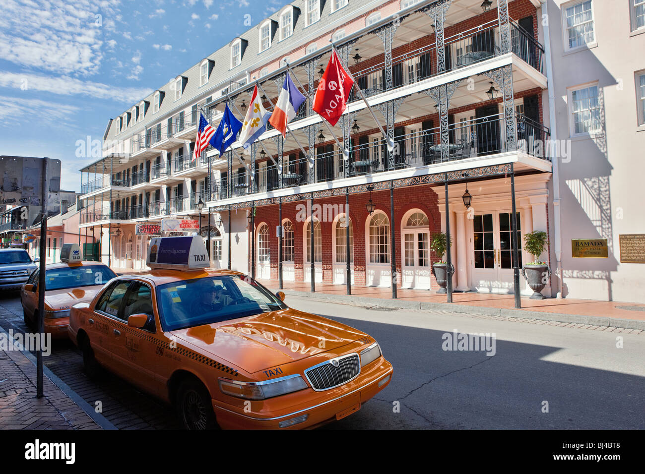 Taxis jaunes garés devant l'hôtel Inn on Bourbon. Bourbon Street, French Quarter, la Nouvelle-Orléans, Louisiane, États-Unis. Banque D'Images