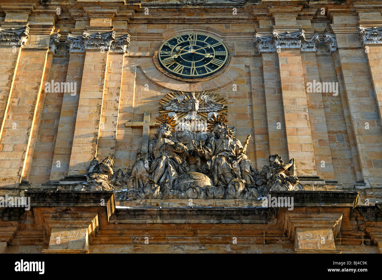 Groupe de figures avec la colombe de la paix sur la façade principale de la Basilique Goessweinstein en hiver, église baroque, consacrer Banque D'Images