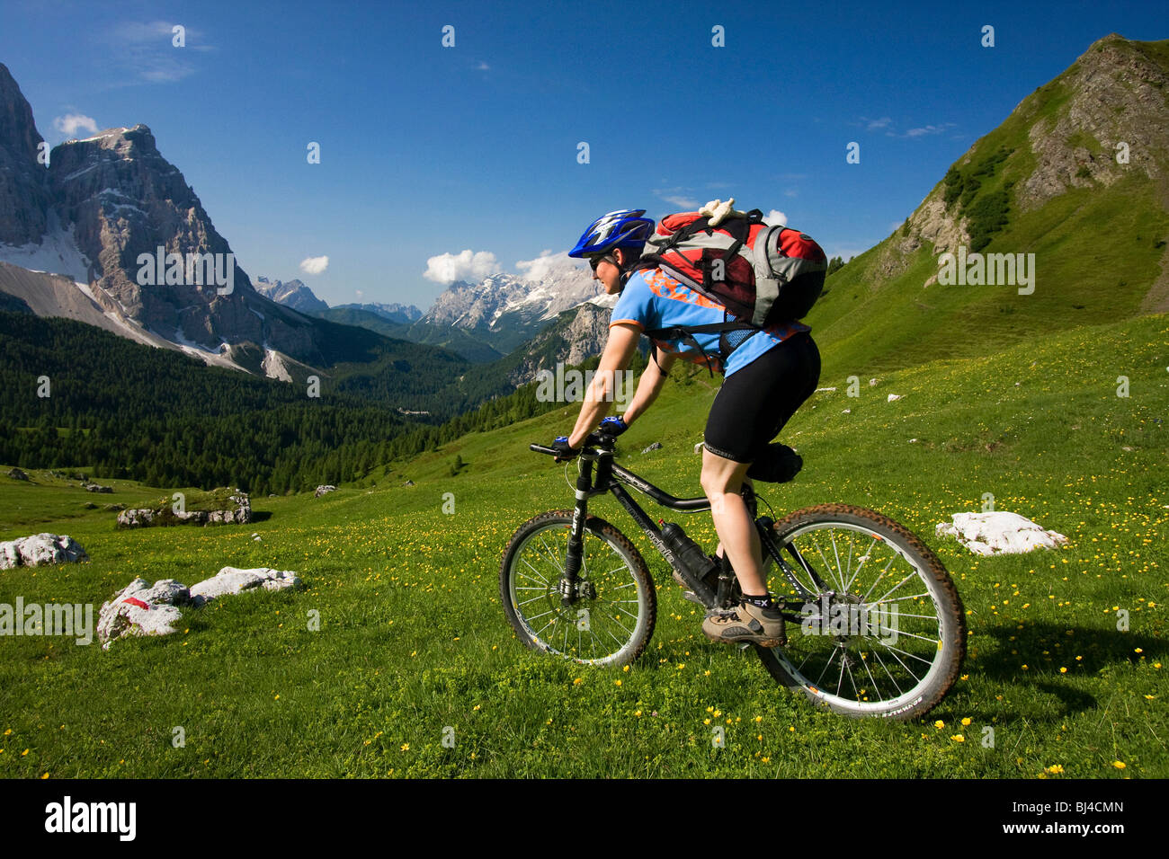 Vélo de montagne sur la descente de Forcella Ambrizzola montagne, Alto Adige, Italie, Europe Banque D'Images