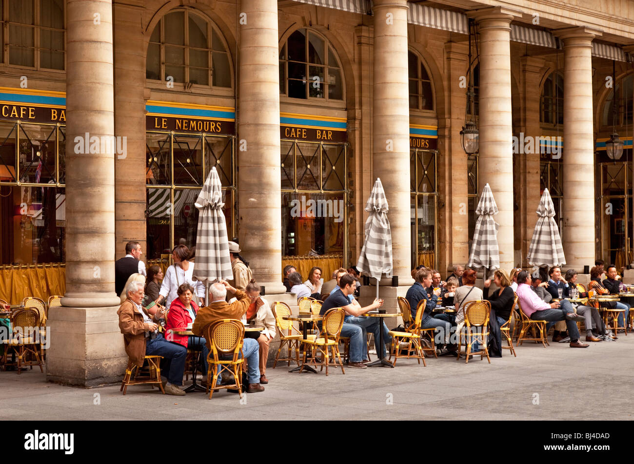 Le Nemours - Café près du Palais Royal, Paris, France Banque D'Images