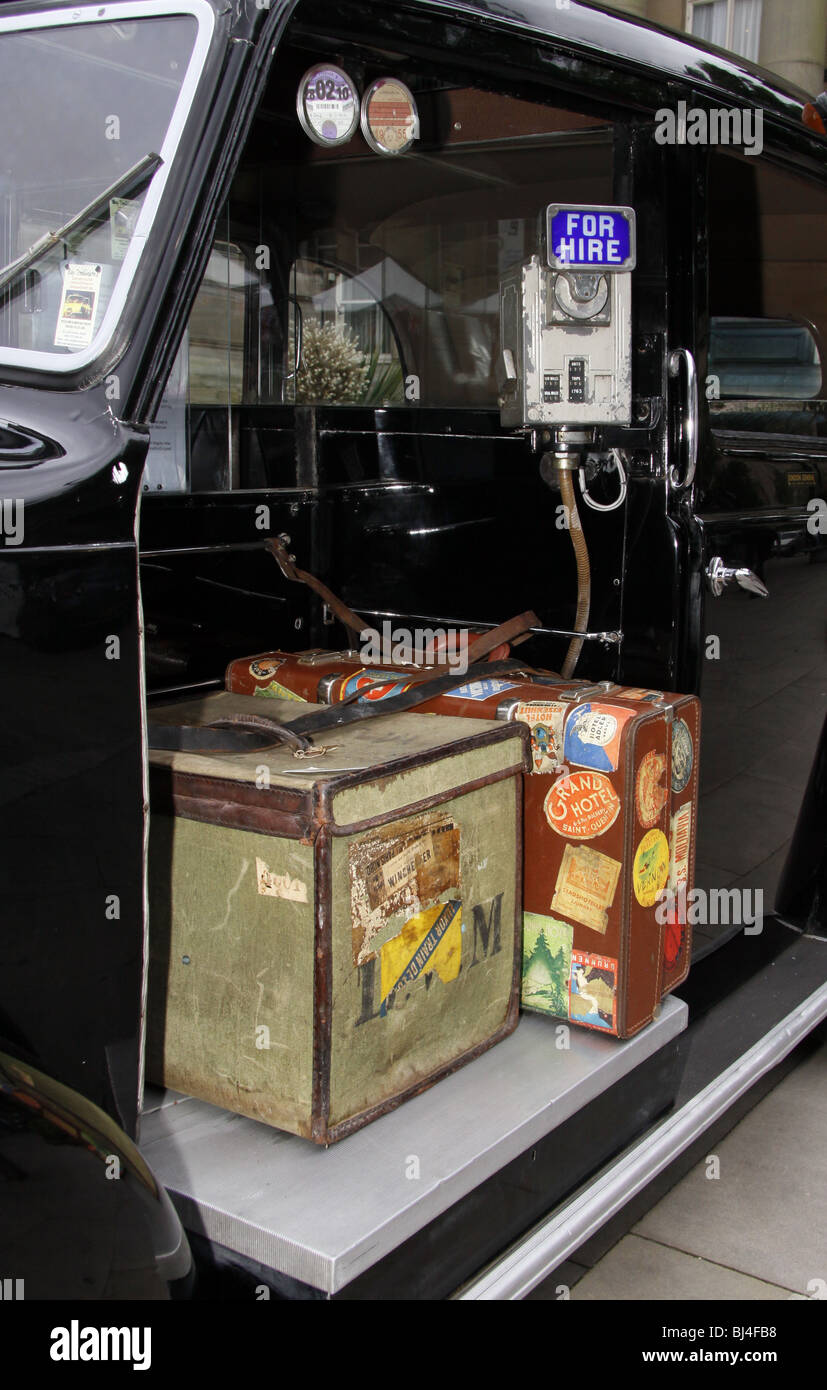 Vintage assurance à bord d'un vieux taxi noir au Royaume-Uni Banque D'Images
