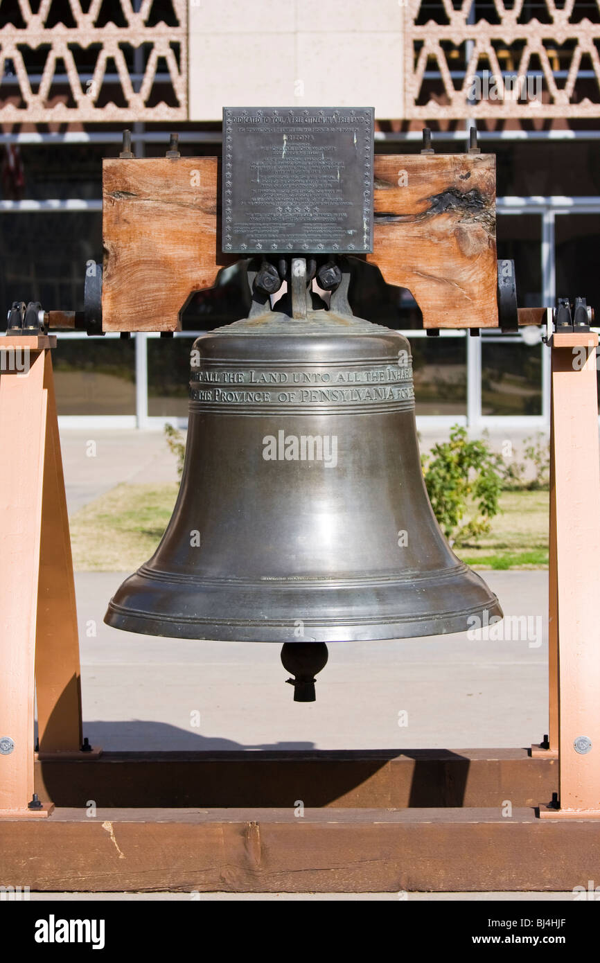 La reproduction de la Liberty Bell à Arizona State Capitol building, Phoenix, Arizona. Banque D'Images