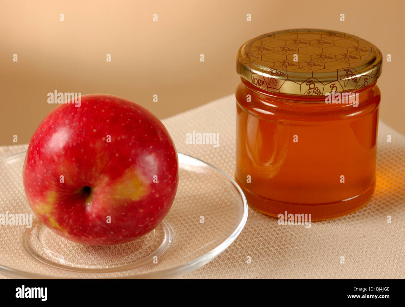 Pomme rouge sur la plaque et pot de miel still life Banque D'Images