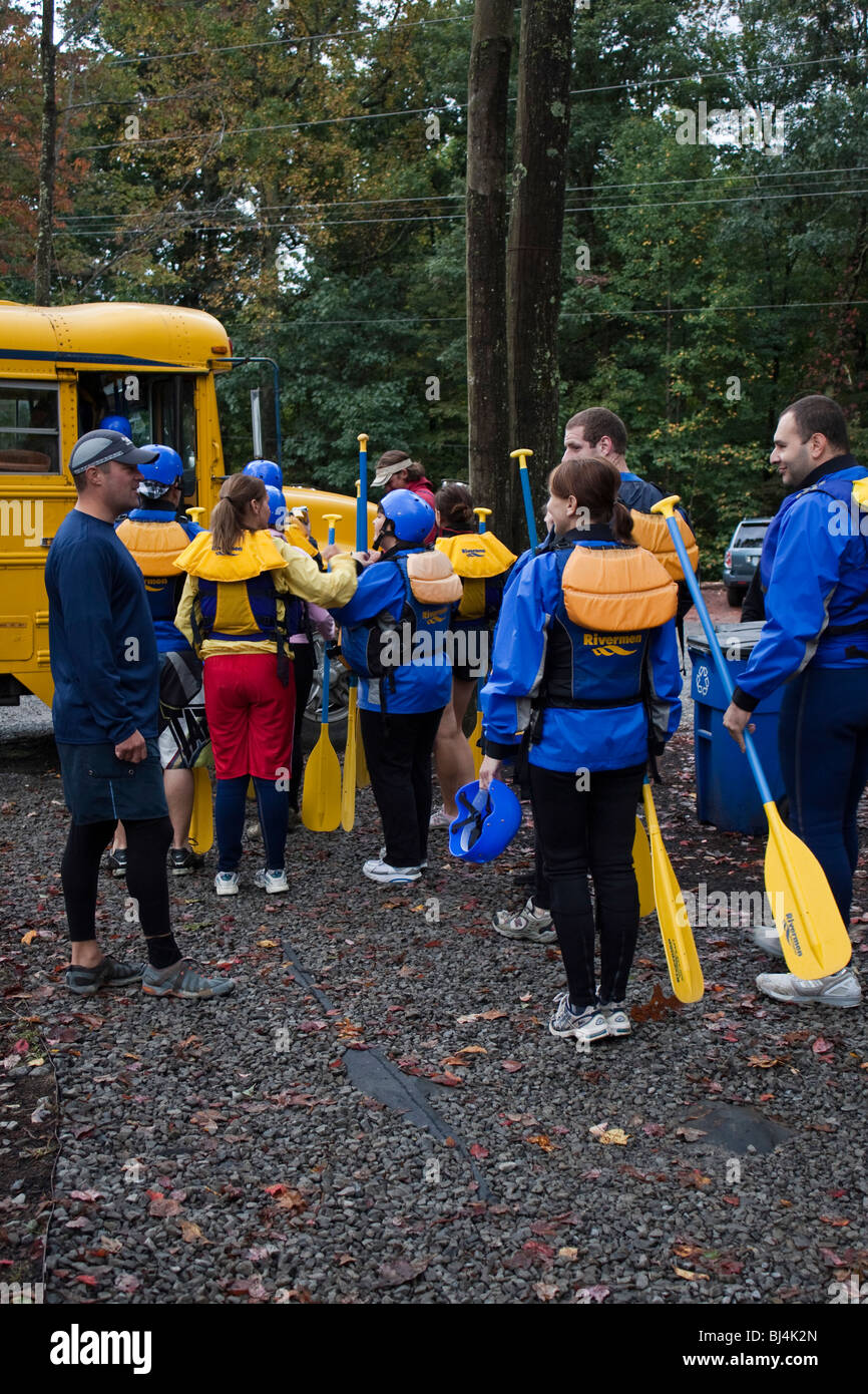 Le groupe d'enfants dans un camp Rivermen rafting West Virginia White Water North America vie quotidienne aux États-Unis style de vie vertical américain haute résolution Banque D'Images