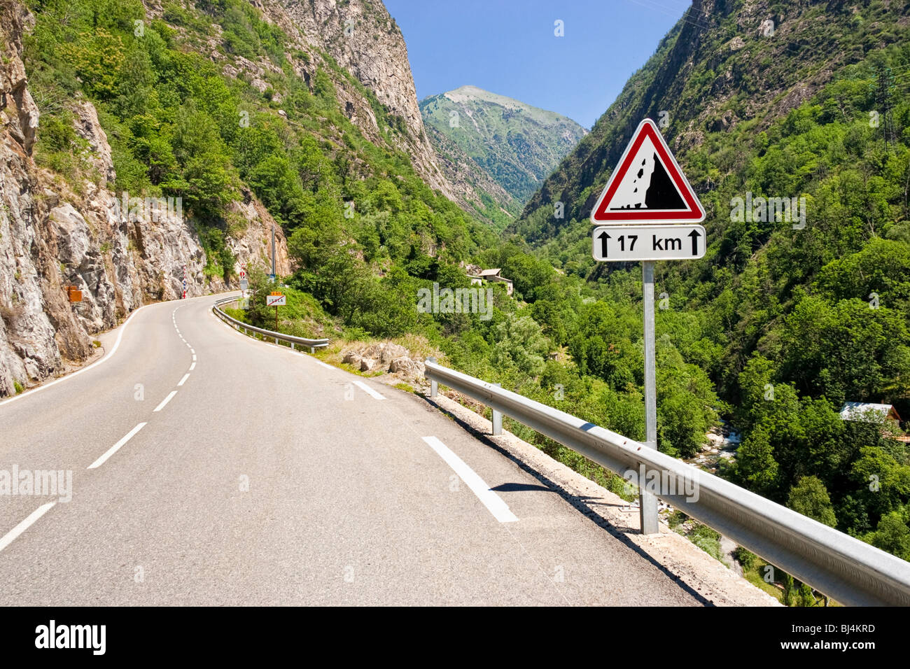 Route de montagne, avec panneau d'avertissement pour le trafic de chutes de rochers dans les Alpes Maritimes, Provence, Sud de la France, Europe Banque D'Images