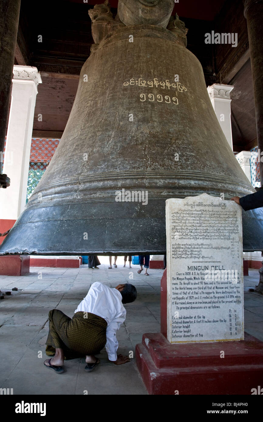 L'observation de l'homme birmane de l'énorme cloche de Mingun. Mingun. Myanmar Banque D'Images