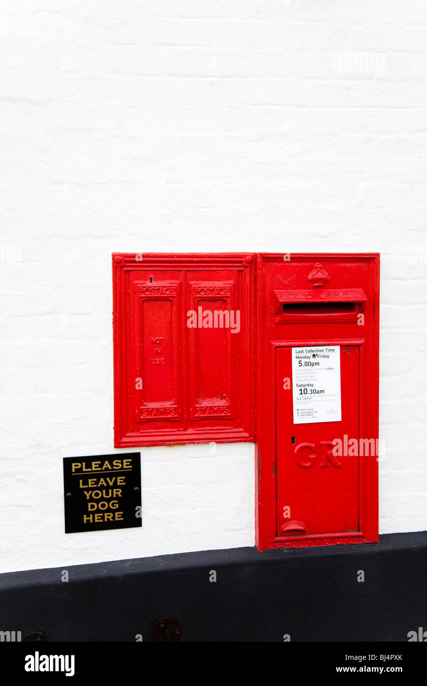 Winchesea post box en mur sur High St, Rye, East Sussex, UK Banque D'Images