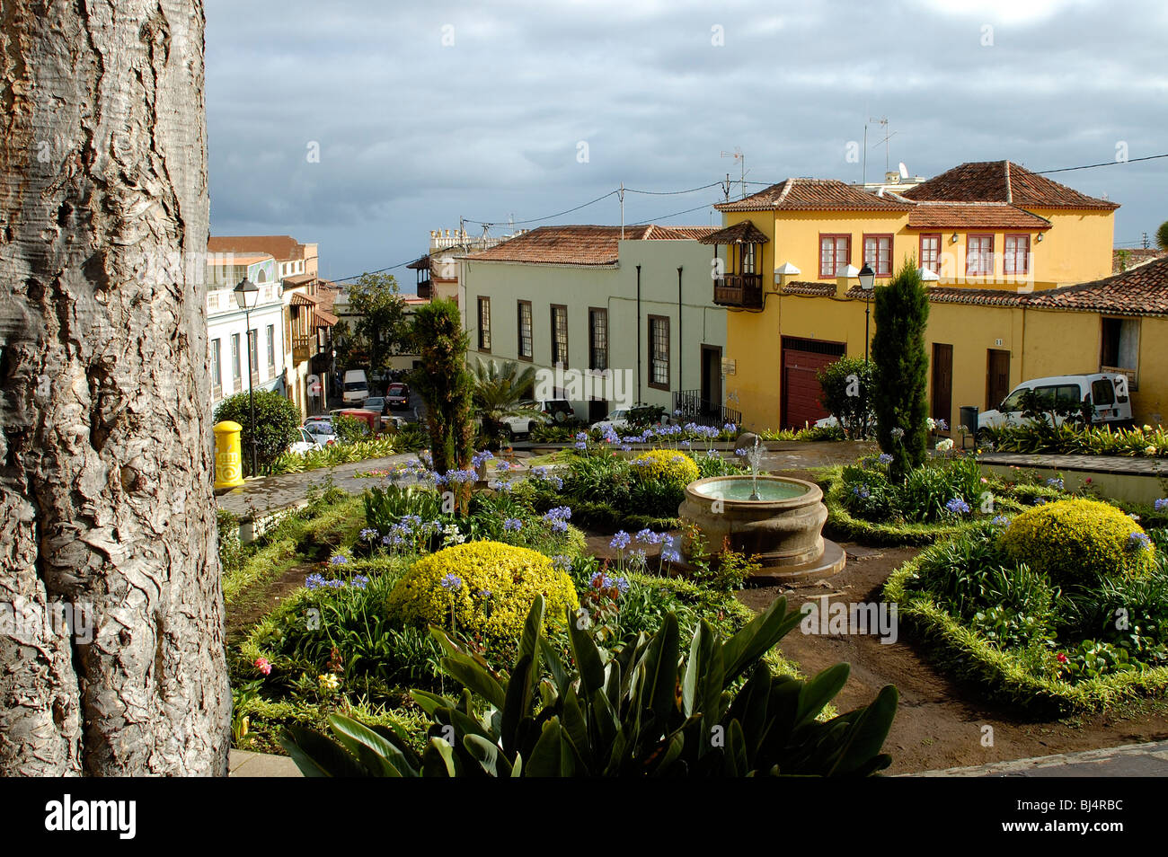 Espagne, Canaries, Tenerife La Orotava, carré avec des fleurs et une fontaine avant Hospital de la Santisima Trinidad Banque D'Images