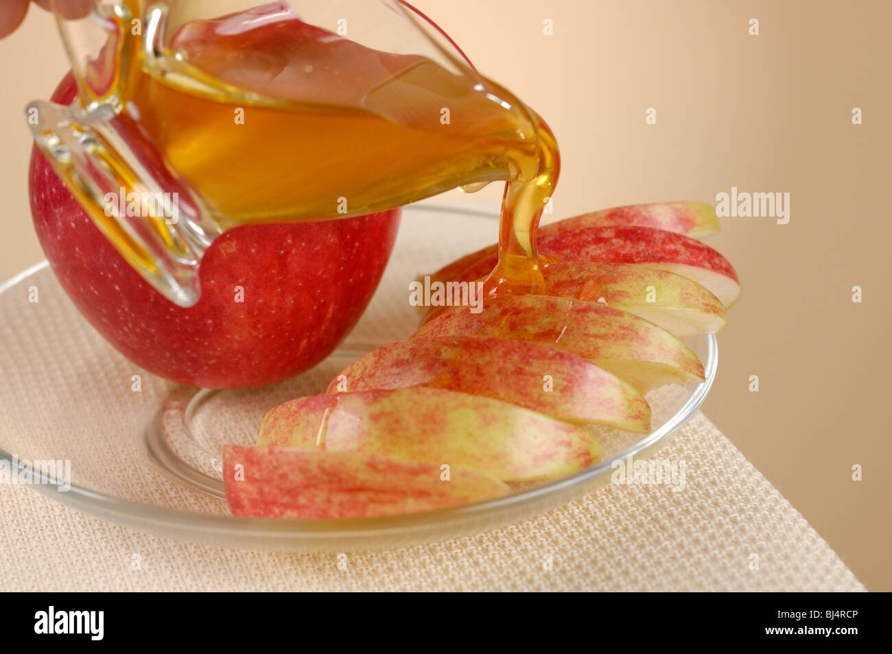 Tranches de pomme sur la plaque recouverte de miel still life Banque D'Images
